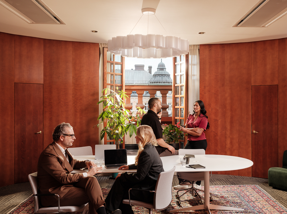 4 personer har viktigt möte hos banken coworking.
